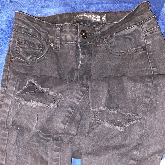 Size 5 jeans ripped at the knee - Picture 2 of 2